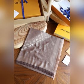 L經緯同色提花方巾 灰咖色 經典到無敵的款式 ，原版是真絲 羊毛的 用過的都懂