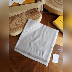 L經緯同色提花方巾 米灰色 經典到無敵的款式 ，原版是真絲 羊毛的 用過的都懂