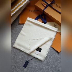 L經典素色提花方巾 經典到無敵的款式 市面什麼質量都有，原版是真絲 羊毛的 差版