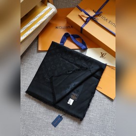 L經典素色提花方巾 經典到無敵的款式 市面什麼質量都有，原版是真絲 羊毛的 差版