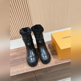 LOUIS VUITTON#路易威登羊毛短靴 這款松糕厚底系列每年都是非常 爆，