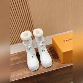 LOUIS VUITTON#路易威登羊毛短靴 這款松糕厚底系列每年都是非常 爆，