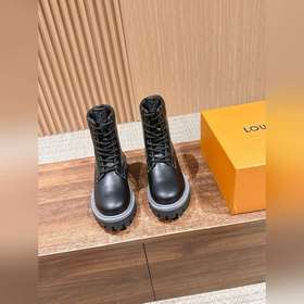 Louis Vuitton 驢牌秋冬新款情侶碼牛皮拼牛仔印花系高幫厚底馬丁靴，老