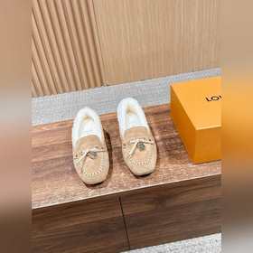Louis Vuitton#本款Cortina豆豆鞋出自 LVSki系列，将絨面