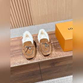 Louis Vuitton#本款Cortina豆豆鞋出自 LVSki系列，将絨面