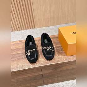 Louis Vuitton#本款Cortina豆豆鞋出自 LVSki系列，将絨面