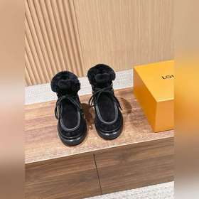 Louis Vuitton#本款Cortina及踝靴出自 LVSki系列，将絨面