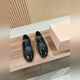MiuMiu 缪缪法式仙女芭蕾舞單鞋！ 鞋頭的蝴蝶結點綴是妙筆神功！不會喧賓奪主