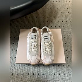 頂級品質 Miu Miu Plume系列緞面芭蕾德訓鞋休閑鞋 把德訓鞋的休閑運
