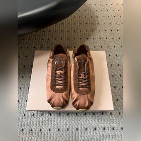 頂級品質 Miu Miu Plume系列緞面芭蕾德訓鞋休閑鞋 把德訓鞋的休閑運