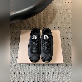 頂級品質 Miu Miu Plume系列緞面芭蕾德訓鞋休閑鞋 把德訓鞋的休閑運