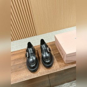 MIUMIU#缪缪厚底瑪麗珍樂福鞋 特定牛皮開邊珠，圓潤可愛的造型，搭配大大五金