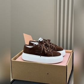 頂級品質 MiuMiu的新款毛茸茸真的愛了 MiuMiu全新系列 摩登造型塑造優