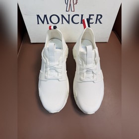 Moncler蒙口男鞋運動鞋，進仁面、氯丁橡膠 各種材質拼接打造，鞋面采用鞋帶和