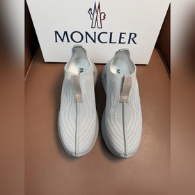 Moncler蒙口 男鞋運動鞋，進口飛織面、氯丁橡膠 各種材質拼接打造，鞋面采用