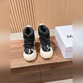 MONCLER 蒙口新款高邦羽絨休閑鞋 設計屬于高幫休閑款式，鞋型時尚且富有層