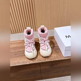 MONCLER 蒙口新款高邦羽絨休閑鞋 設計屬于高幫休閑款式，鞋型時尚且富有層