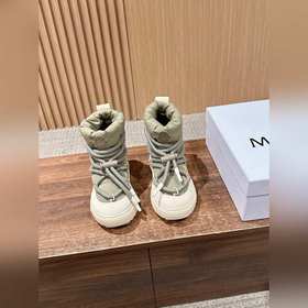 MONCLER 蒙口新款高邦羽絨休閑鞋 設計屬于高幫休閑款式，鞋型時尚且富有層
