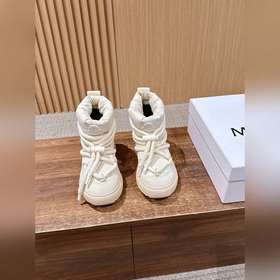 MONCLER 蒙口新款高邦羽絨休閑鞋 設計屬于高幫休閑款式，鞋型時尚且富有層