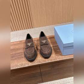 PRADA#普拉達美拉德高級感 新款一腳蹬樂福鞋 真的是經典頂奢潮流風範，演繹