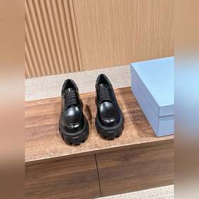PRADA 普拉達新款厚底瑪麗珍單鞋 複古時髦前衛的輪齒厚底鞋底搭配牛皮鞋面讓