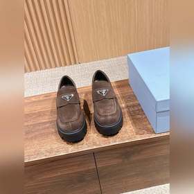 PRADA 普拉達新款厚底瑪麗珍單鞋 複古時髦前衛的輪齒厚底鞋底搭配牛皮鞋面讓