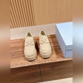 PRADA 普拉達新款厚底瑪麗珍單鞋 複古時髦前衛的輪齒厚底鞋底搭配牛皮鞋面讓