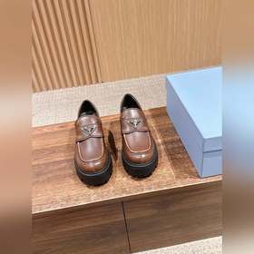 PRADA 普拉達新款厚底瑪麗珍單鞋 複古時髦前衛的輪齒厚底鞋底搭配牛皮鞋面讓