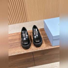 PRADA 普拉達新款厚底瑪麗珍單鞋 複古時髦前衛的輪齒厚底鞋底搭配牛皮鞋面讓