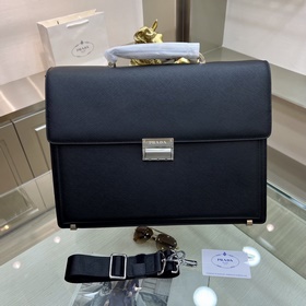 PRADA 普拉達 新款男士定型公文包，采用進口十字紋牛皮制作，搭配頂級五金配件