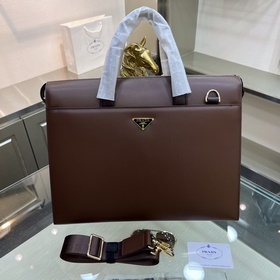 PRADA(普拉達) 普拉達新款男士定型公文包，采用進口頭層定型牛皮制作，搭配頂