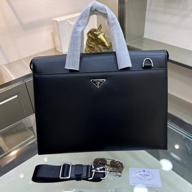 PRADA(普拉達) 普拉達新款男士定型公文包，采用進口頭層定型牛皮制作，搭配頂