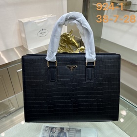 PRADA普拉達924-1 新款公文包 采用進口牛皮制作，頂級抛光不鏽鋼飾面金屬