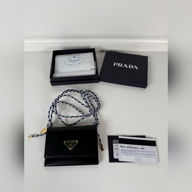 Prada 女士翻蓋皮夾卡包，型號：1MR046，進口納柏皮制作，時尚設計抒發現