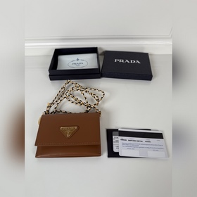 Prada 女士翻蓋皮夾卡包，型號：1MR046，進口納柏皮制作，時尚設計抒發現