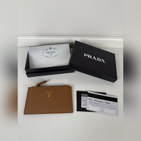 Prada 焦糖色細鹿皮卡包，型號：2MC086，男女通用款，5個卡位超大容量，