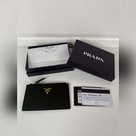 Prada 焦糖色細鹿皮卡包，型號：2MC086，男女通用款，5個卡位超大容量，