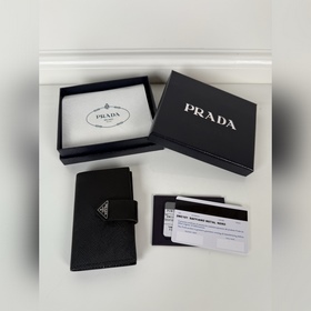 Prada 十字紋卡夾，男女通用款，黑色，型號2MC101，尺寸11 7cm，原