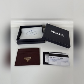 Prada 波爾多紅色小卡包，男女通用款式，型號1MC025，原單品質，6個卡位