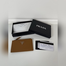 Prada 焦糖色細鹿皮卡包，型號：2MC086，男女通用款，5個卡位超大容量，