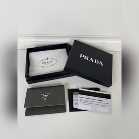 Prada 男女通用小卡包，灰色，型號：2MF028，原單品質，進口鹿皮紋制作，