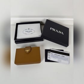 Prada 最新三角微标卡包，型號1MC211，Saffiano十字紋皮與進口小
