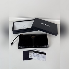 Prada 男女通用小袋包，這款小袋簡約精緻，采用進口油臘皮制作，三角形金屬徽标