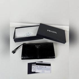 Prada 男女通用小袋包，這款小袋簡約精緻，采用進口油臘皮制作，三角形金屬徽标
