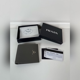 Prada 男士鹿皮短夾，灰色，型號2M0513，八卡位，尺寸11 9.5cm，