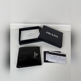 Prada 男士短款錢包，(黑色油臘皮)型號2M0513，黑色油臘牛皮制作，八卡