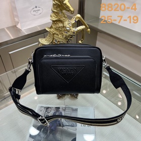 PRADA 普拉達8820-4 這款時尚簡約的單肩包取材品牌标志性的Saffia