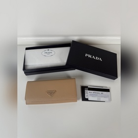 Prada 女士翻蓋皮夾，型號1MH132，裸色，進口十字紋牛皮制作，原單品質，