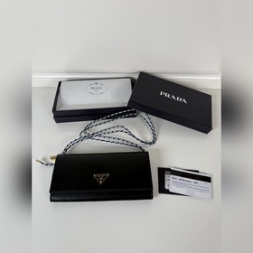 Prada 女士翻蓋皮夾，型號：1MT027進口納柏皮制作，時尚設計抒發現代格調