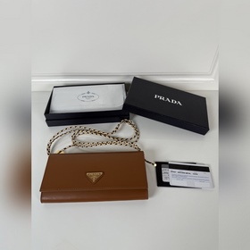 Prada 女士翻蓋皮夾，型號：1MT027進口納柏皮制作，時尚設計抒發現代格調